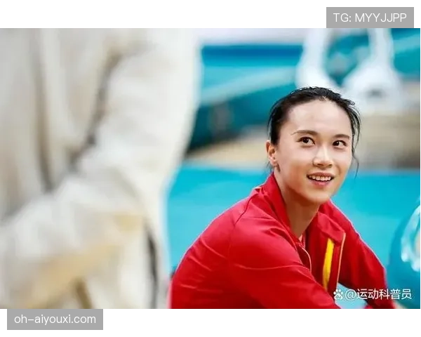 朱雪莹训练完顺手啃个苹果，这自律我真学不来